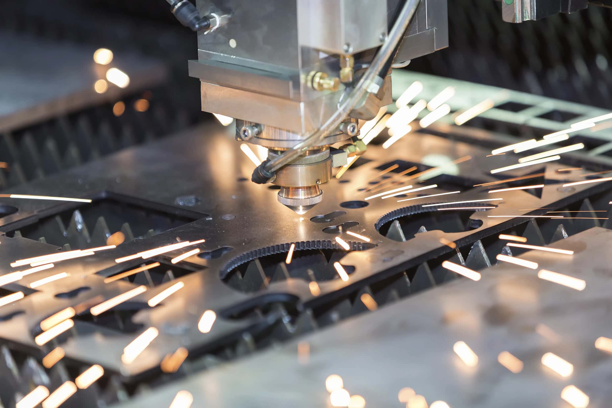 Découpe laser industrielle en action